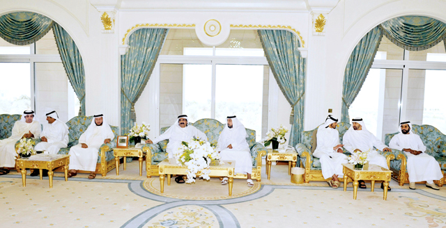 "خليفة وحمد آل ثاني خلال اللقاء بحضور سلطان ومحمد بن زايد وطحنون بن محمد ومنصور بن زايد وجاسم بن حمد"