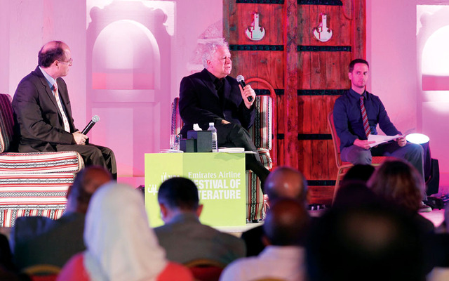 "مريد البرغوثي: لم أجد حائطاً أعلق عليه شهادة البكالوريوس"