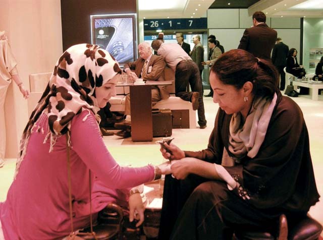 "نقش الحناء.. أحد أساليب جذب الزوار لجناح أبوظبي"