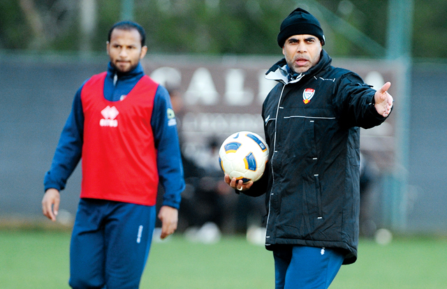 "مهدي علي يوجه اللاعبين خلال المران"