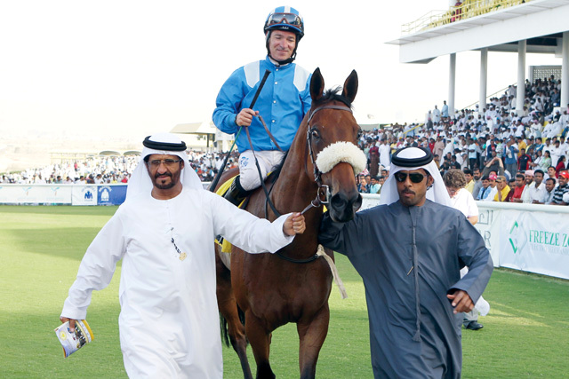 "علي المهيري وعلي الرايحي وريتشارد هيلز مع المهر «متاجر»"