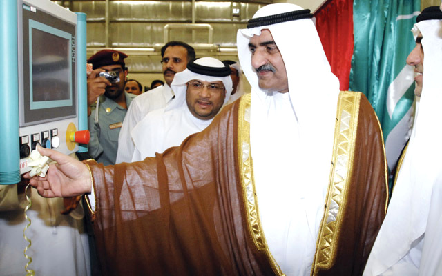 "حاكم الفجيرة خلال تدشين الانتاج في المصنع"