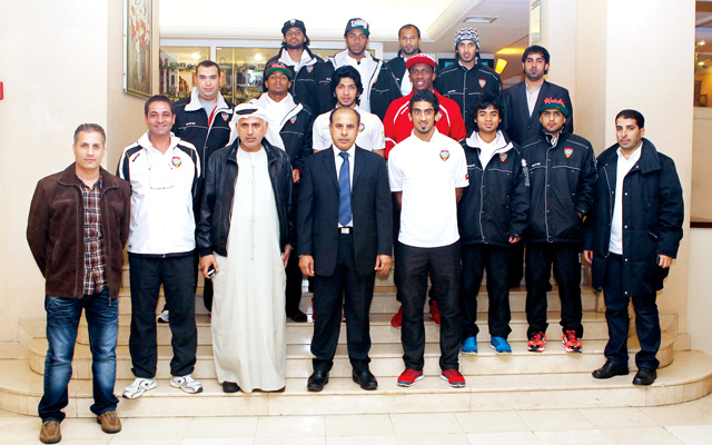 "السفير المحيربي في لقطة جماعية مع أعضاء بعثة منتخبنا"