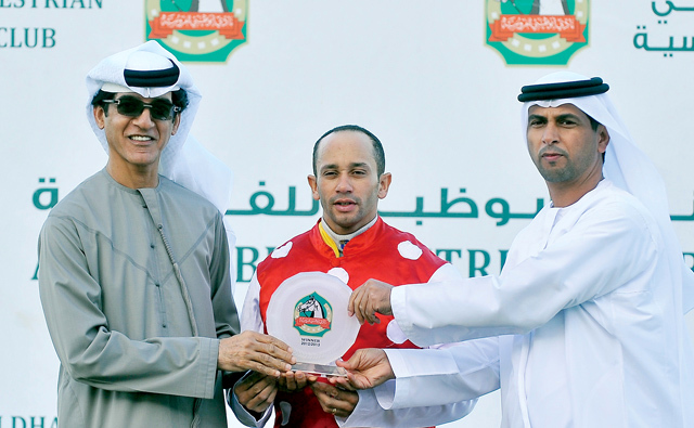 "عدنان سلطان يسلم سالم الكتبي جائزة فوز منيشا"