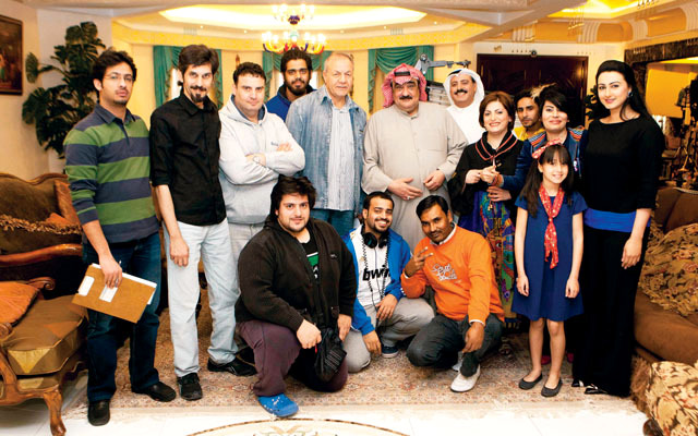 "فريق عمل المسلسل في لقطة جماعية"