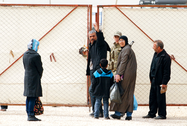 "عائلة من اللاجئين السوريين تستعد لدخول معسكر حاجي باشي"