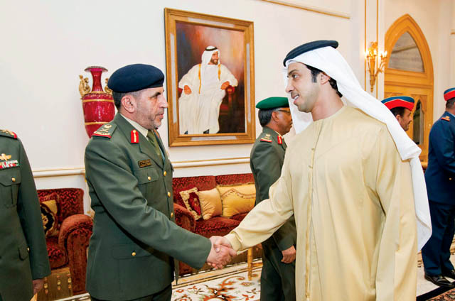 "منصور بن زايد يصافح كبار ضباط القوات المسلحة"