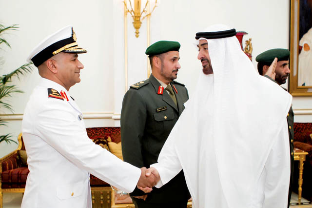 "وسموه يصافح كبار ضباط القوات المسلحة"