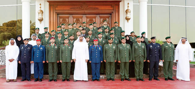 "محمد بن زايد في لقطة جماعية مع القضاة بحضور سرور بن محمد وهادف الظاهري وكبار ضباط القوات المسلحة"