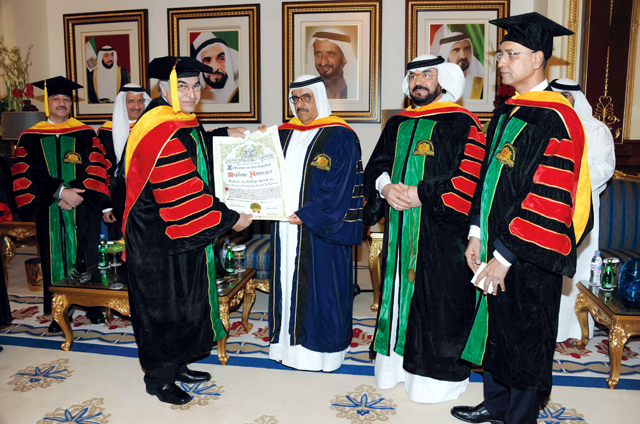 "حمدان بن راشد خلال تسلمه الشهادة"