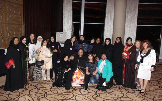 "صورة جماعية لسيدات المجتمع والموظفات في الدوائر المحلية في الدولة"