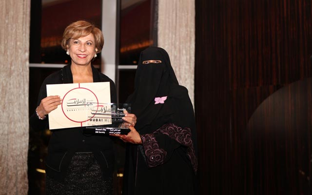 "مريم المر تكرم وداد خويص من قناة دبي ريسينج"