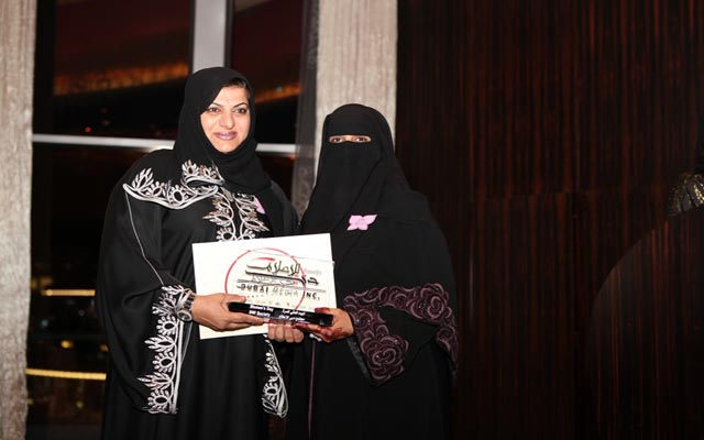 "مريم المر تكرم موزة فكري مدير موقع البيان الالكتروني"