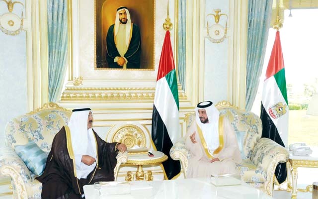 "خليفة لدى استقبال ناصر الصباح في قصر الروضة"