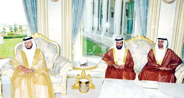 "سلطان وسعيد بن زايد وطحنون بن محمد خلال استقبال رئيس الدولة للضيف الكويتي"