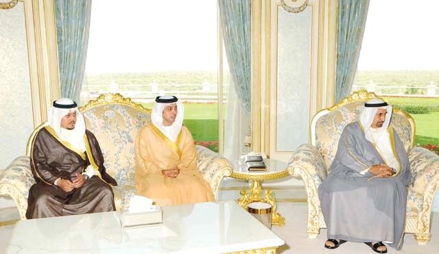 "منصور بن زايد وأعضاء الوفد الكويتي"