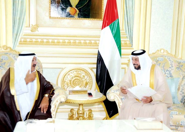 خليفة يتسلم رسالتين من صباح الأحمد ومحمد السادس بشأن المستجدات