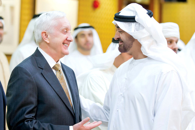 "محمد بن زايد متحدثاً إلى المحاضر"