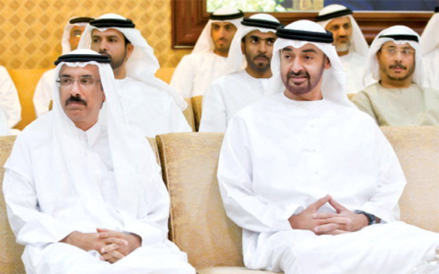 "محمد بن زايد ومحمد المر خلال المحاضرة"