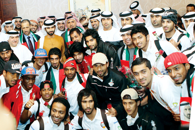 "منصور بن محمد في لقطة جماعية مع بعثة منتخبنا"