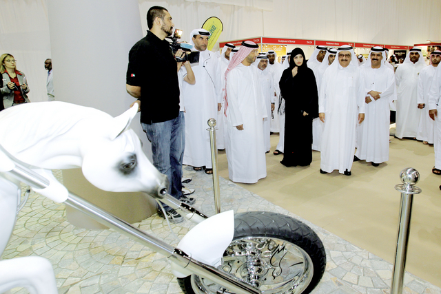 "حمدان بن راشد يتابع التصميم الرائع للدراجة النارية على شكل حصان عربي"