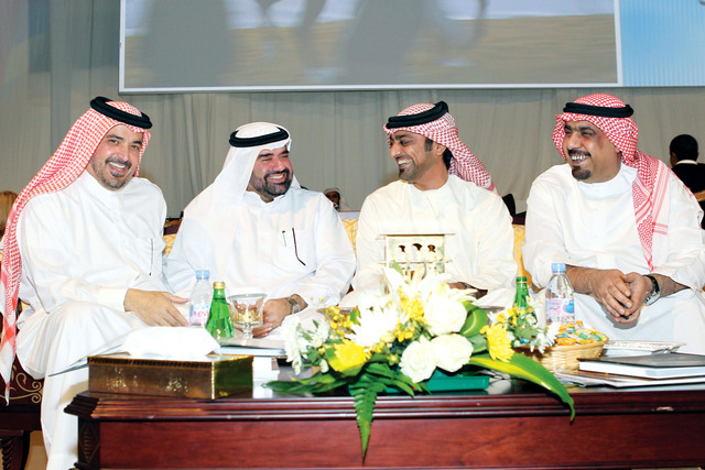 "عمار النعيمي وعبدالله آل ثاني وعبدالله القاسمي وزياد كلداري خلال متابعتهم فعاليات البطولة"