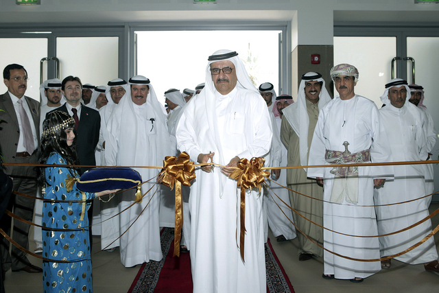 "حمدان بن راشد خلال افتتاحه معرض دبي الدولي للخيول"