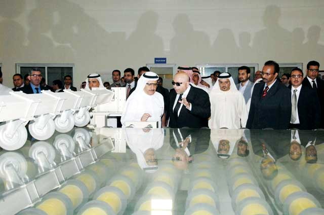 "سلطان المنصوري يتفقد  الالواح الزجاجية التي ينتجها المصنع"
