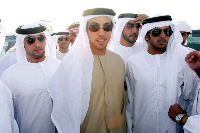 "منصور بن زايد يتابع السباق"