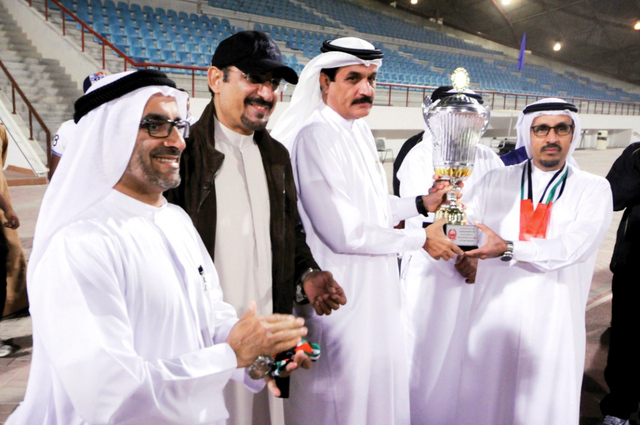 "تتويج الفريق بكأس البطولة"