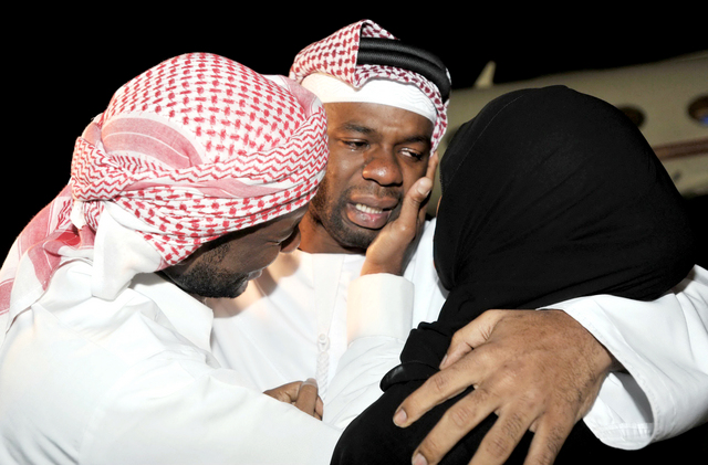 "دموع فرح الاحبة بعودة ابنهم إلى أرض الوطن"