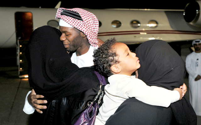 "محمد خميس يحتضن عائلته بعد فراق طويل"