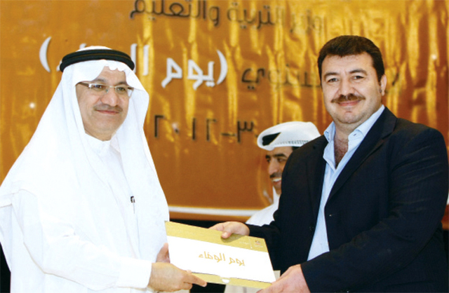 "القطامي يكرم أحمد حواش"