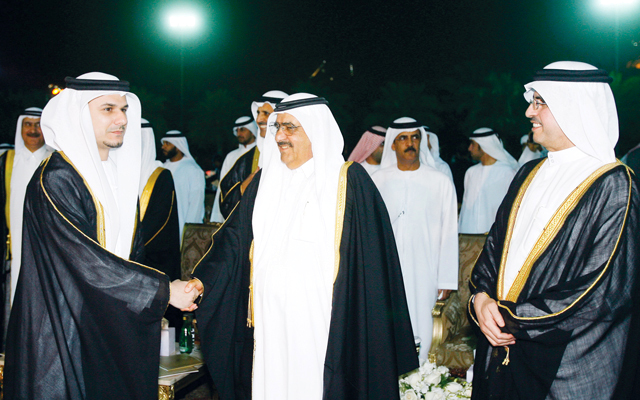 ".. وسموه يصافح احد العرسان"