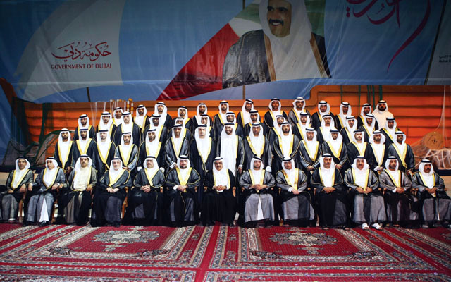"حمدان بن راشد في لقطة جماعية مع العرسان"