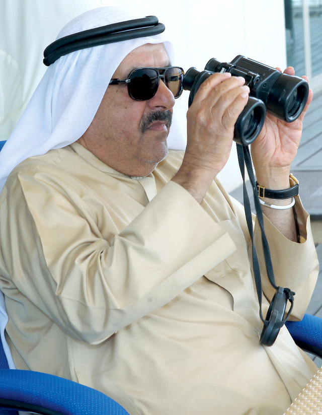 "حمدان بن راشد يتابع السباق"