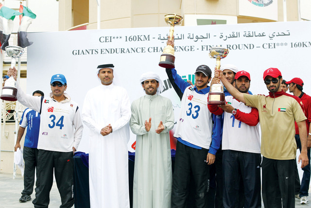 "محمد العضب والمهيري في لقطة جماعية خلال تتويج الابطال"
