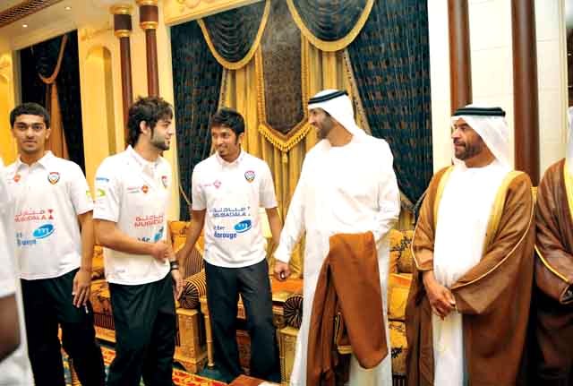 "سعيد بن زايد وسرور بن محمد يهنئان اللاعبين"