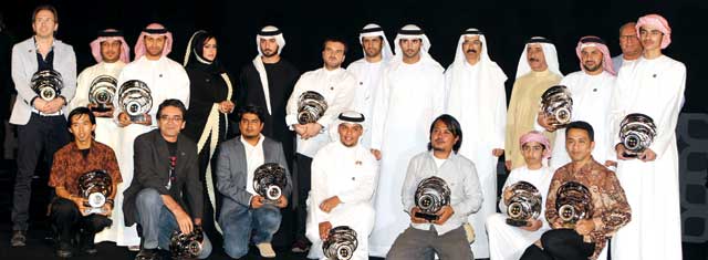 "حمدان بن محمد في صورة تذكارية مع المكرمين بحضور المر وحشر بن مكتوم وماجد بن محمد"