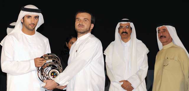 "حمدان بن محمد بحضور المر وحشر بن مكتوم يسلم درعا للفائز بالجائزة الكبرى"