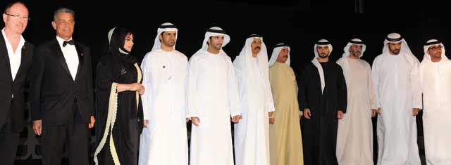 "حمدان بن محمد بحضور المر وماجد بن محمد وحشر بن مكتوم في لقطة تذكارية مع الأمانة العامة للجائزة"