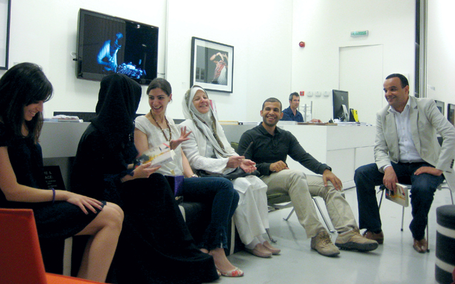 "جانب من الأعضاء المشاركين في نقاش الرواية"