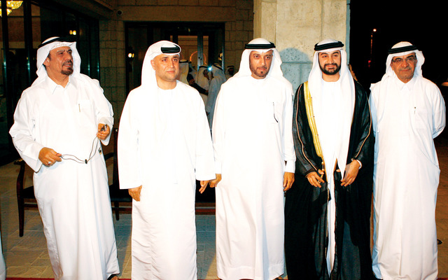 "والد العريس وهشام عبد الحميد ومحمد المري وفاروق عبد الرحمن واسماعيل الزرعوني"