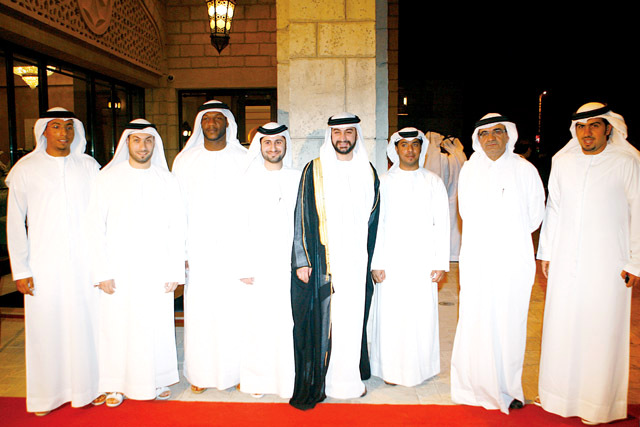 "العريس وعدد من اصدقائه"