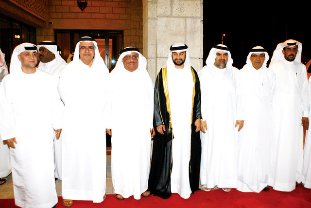 "عبد الحميد أحمد وجمال بن حويرب والعريس وضاحي خلفان ودرويش الزرعوني ووالد العروس"
