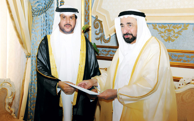 "سلطان القاسمي يتسلم رد المجلس الاستشاري على خطاب الافتتاح"