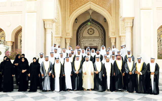 "حاكم الشارقة في صورة جماعية مع أعضاء المجلس الاستشاري"