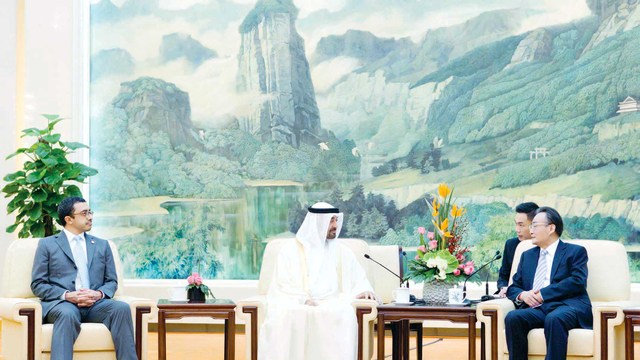 "ولي عهد أبوظبي خلال لقائه رئيس مجلس النواب الصيني بحضور عبد الله بن زايد"