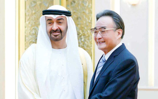 "محمد بن زايد مصافحاً وو بنغ قوه"