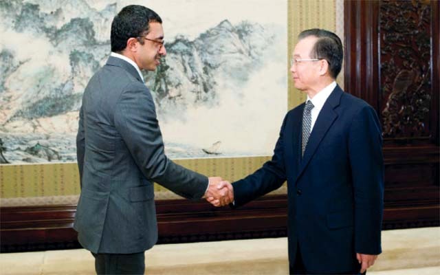 "عبد الله بن زايد مصافحاً رئيس مجلس الدولة الصيني"